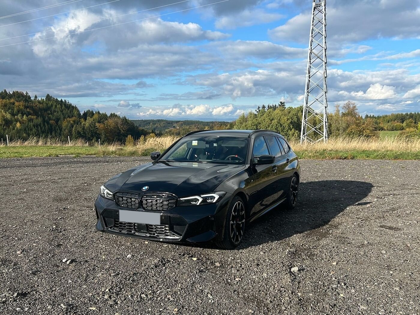 BMW M340i xDrive Touring, safírově černá metalíza, pohled zepředu zleva